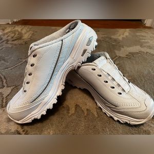 Skechers D’Lites white slip - into sneakers